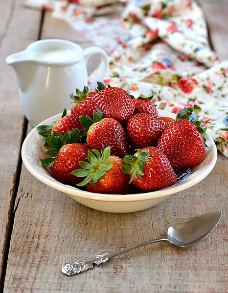 Jordgubbar med mjölk till frukost — Stockfoto