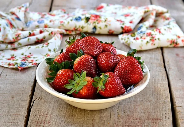 Fresas en un plato blanco con leche para el desayuno —  Fotos de Stock