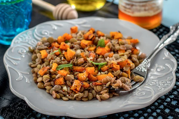 Salade de lentilles chaudes avec citrouille et menthe — Photo