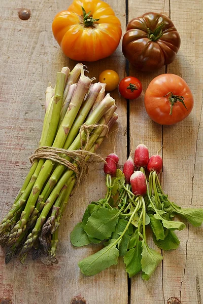 Diverse groenten op houten achtergrond — Stockfoto