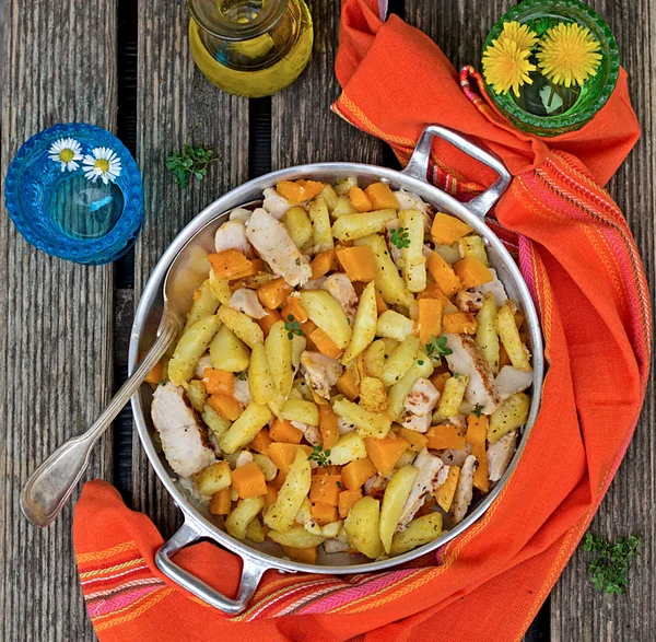 Poêle à pommes de terre avec citrouille et herbes — Photo