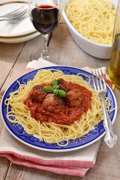 Beef meatballs with tomato sauce and pasta — Stock Photo, Image