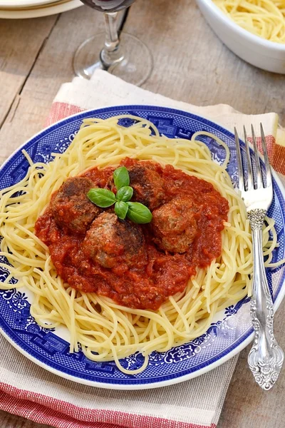 Albóndigas de res con salsa de tomate y pasta — Foto de Stock