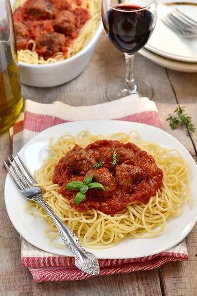 Beef meatballs with tomato sauce and pasta — Stock Photo, Image