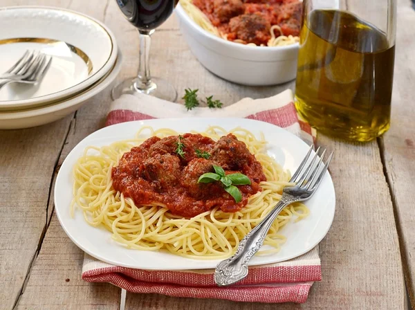 Almôndegas de carne com molho de tomate e massa — Fotografia de Stock