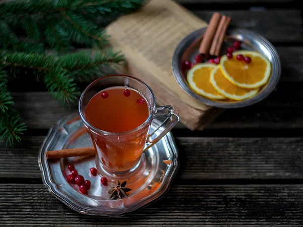 Zimowe napoje z jagodami i pomarańcze — Zdjęcie stockowe