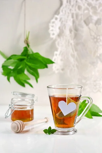 Mint tea with mint leaves and honey — Stock Photo, Image