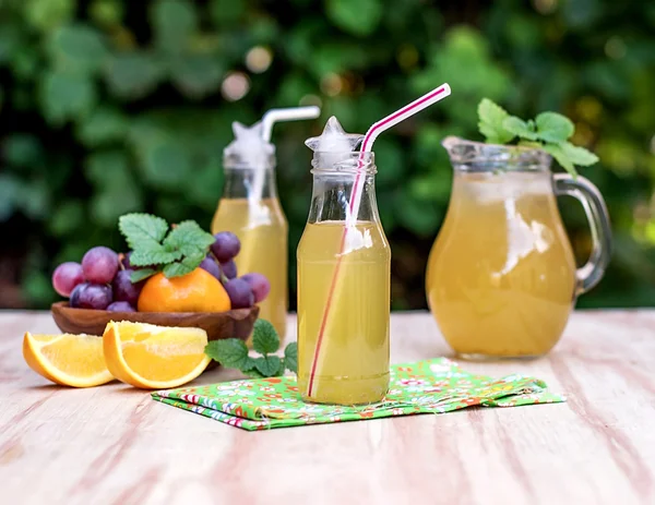 Свежие ледяные напитки с виноградом и апельсином — стоковое фото