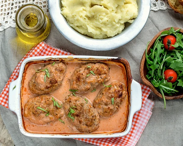 キャベツと肉のボールのトマト煮 — ストック写真