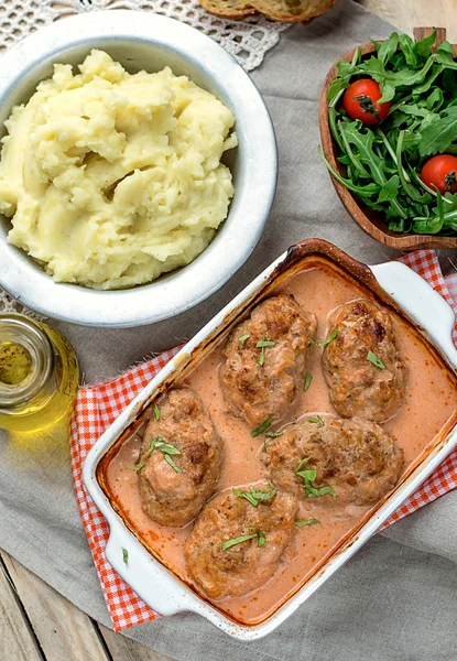 Cavolo e polpette di carne in salsa di pomodoro — Foto Stock