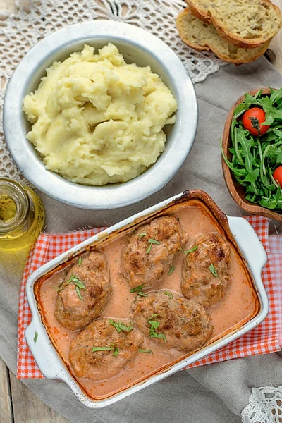 Cavolo e polpette di carne in salsa di pomodoro — Foto Stock