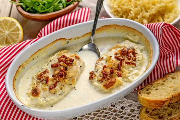 Poitrines de poulet en sauce crémeuse — Photo