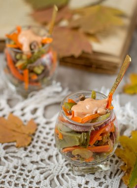 Sığır eti, havuç ve turşu salatası