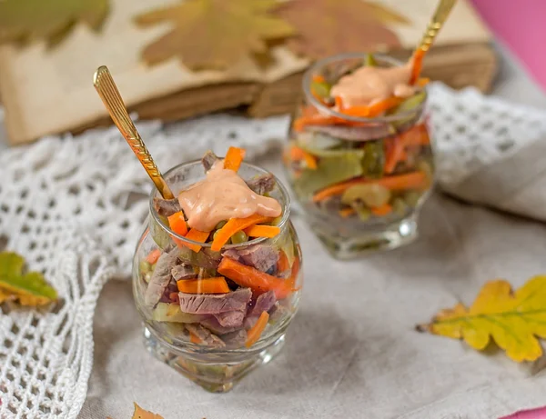 Салат с говядиной, морковью и огурцами — стоковое фото