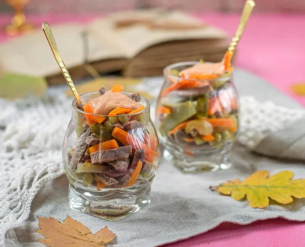 Sığır eti, havuç ve turşu salatası