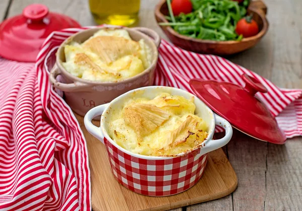 Französisches traditionelles Kartoffelmehl tartiflette — Stockfoto