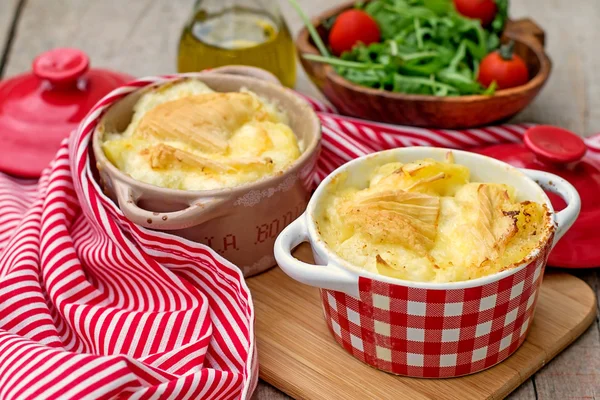 Farine de pommes de terre traditionnelle française Tartiflette — Photo