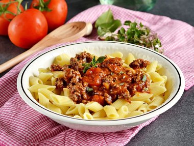 Makarna bolognese sığır eti ve domates ile