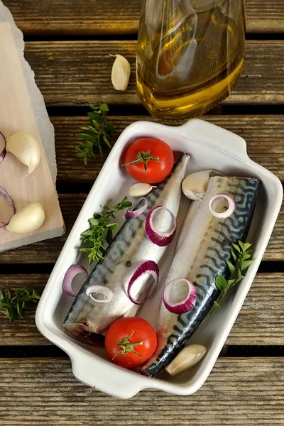 Carapau de peixe fresco com especiarias, ervas, legumes — Fotografia de Stock