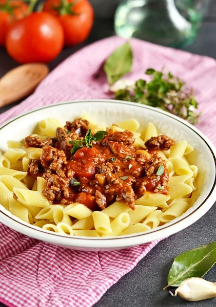 Makarna bolognese sığır eti ve domates ile — Stok fotoğraf