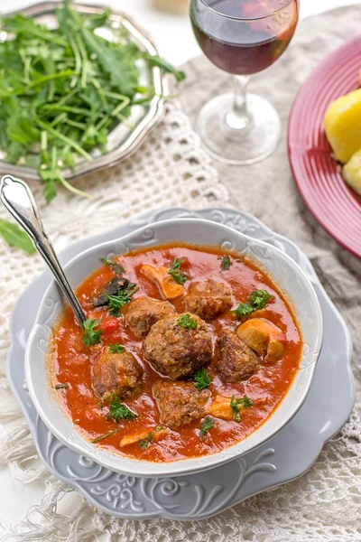 Polpette albondigas in salsa di pomodoro con funghi — Foto Stock