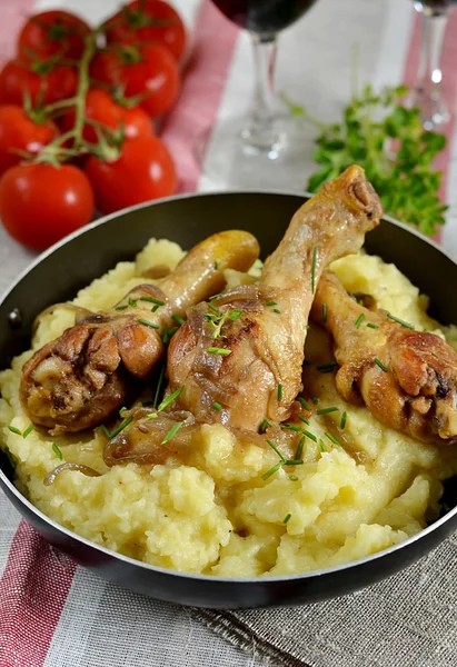 Cosce di pollo con purè di patate — Foto Stock