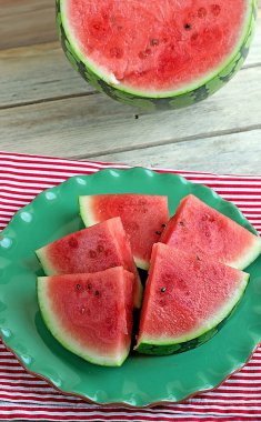 Yeşil plaka üzerinde sulu karpuz dilimleri