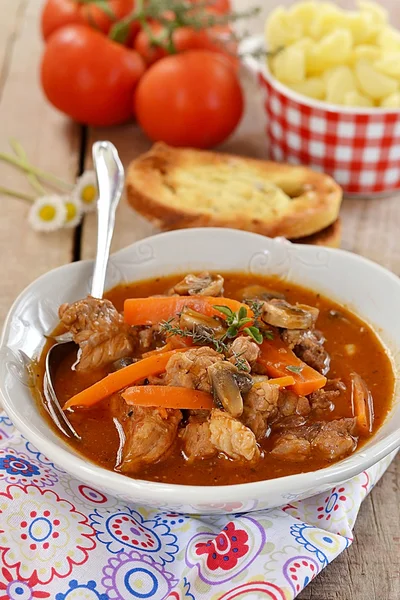 Französischer Rindereintopf mit Tomatensauce — Stockfoto