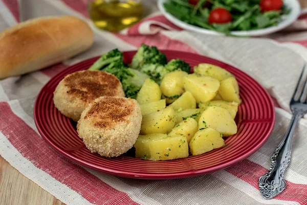 Almôndegas de frango recheadas com queijo mussarela — Fotografia de Stock