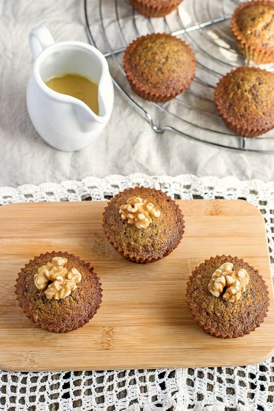 Muffins de data úmidos com caramelo de toffee caseiro — Fotografia de Stock