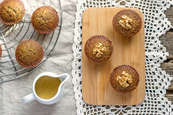 Feuchte Dattelmuffins mit hausgemachtem Toffee-Karamell — Stockfoto