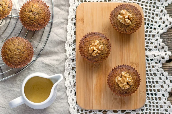 Vochtige datum muffins met zelfgemaakte toffee karamel — Stockfoto