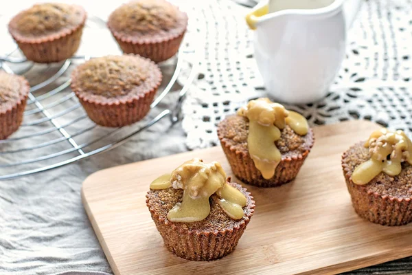 Vochtige datum muffins met zelfgemaakte toffee karamel — Stockfoto