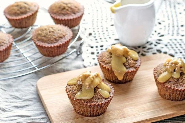 Fuktig datum muffins med hemlagad kola kola — Stockfoto