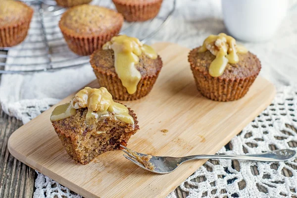 Feuchte Dattelmuffins mit hausgemachtem Toffee-Karamell — Stockfoto