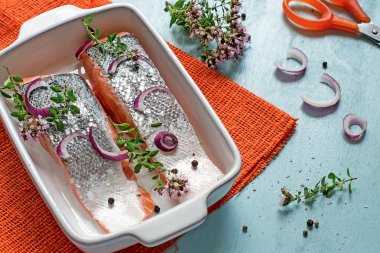 Soğan, biber ve otlar ile taze somon fileto