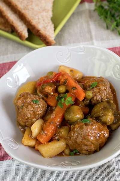 Gemüseeintopf mit Frikadellen und dicker Soße — Stockfoto