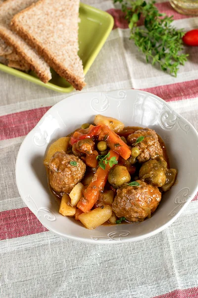 Stufato di verdure con polpette e sugo denso — Foto Stock