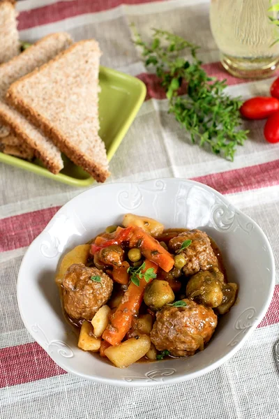 Stufato di verdure con polpette e sugo denso — Foto Stock