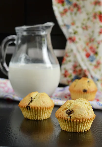 Chocolate chip muffins med mjölk — Stockfoto