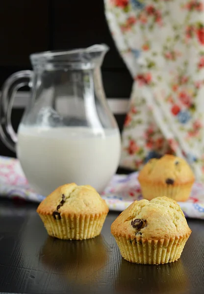 Chocolate chip muffins with milk — Stock Photo, Image