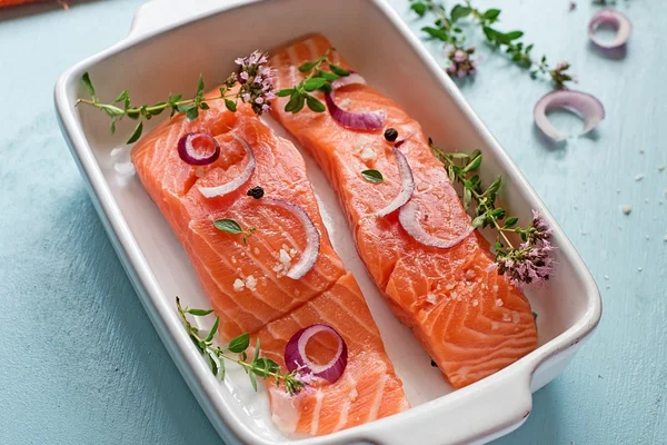 Fresh salmon fillets with onions, pepper and herbs — Stock Photo, Image