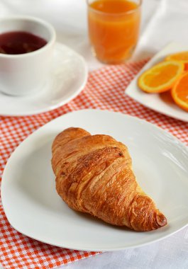 Kruvasan ile çay ve kahvaltı için turuncu