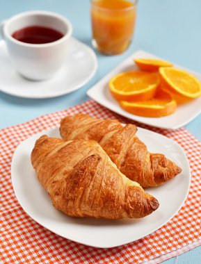 Kruvasan ile çay ve kahvaltı için turuncu