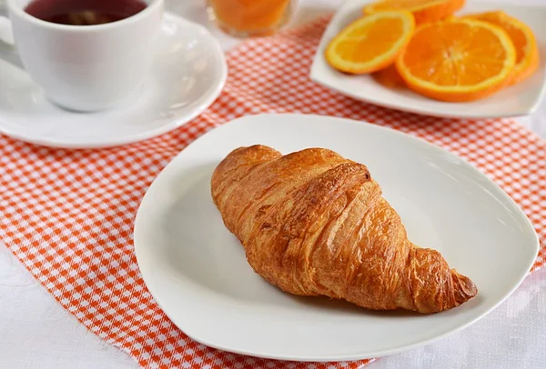 紅茶とオレンジ色の朝食のクロワッサン — ストック写真