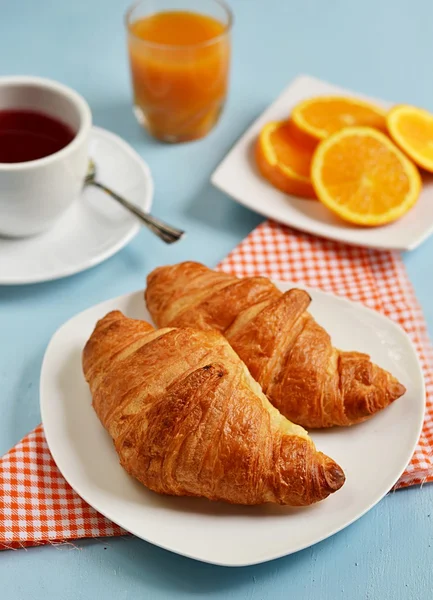 朝食の紅茶、オレンジ ジュースとクロワッサン — ストック写真