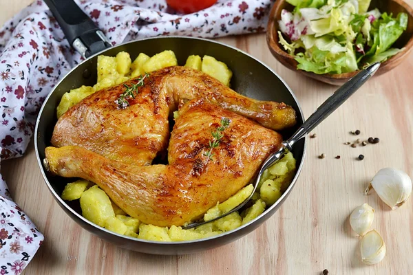 Pernas de frango assadas com batatas — Fotografia de Stock