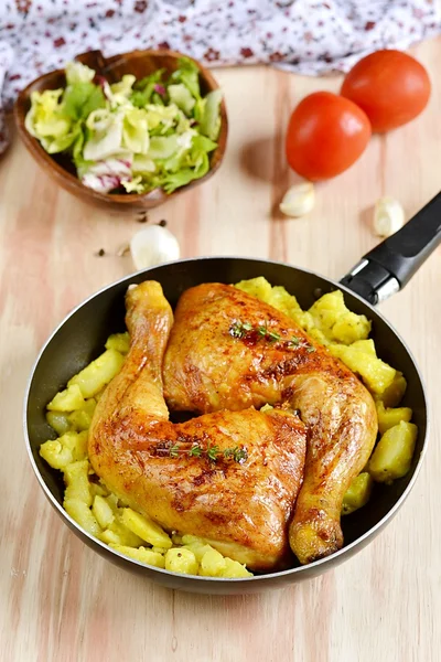 Pernas de frango assadas com batatas — Fotografia de Stock