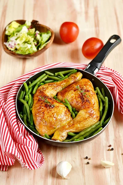 Roasted chicken legs with green beans — Stock Photo, Image