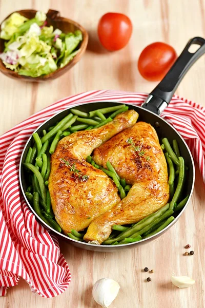 Roasted chicken legs with green beans — Stock Photo, Image
